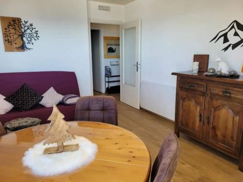 un salon avec une table et un canapé dans l'établissement Casa Del Cargol terrasse plein sud avec vue et garage, à Font-Romeu-Odeillo-Via