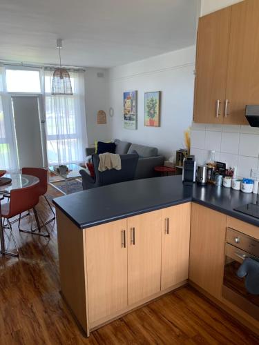 uma cozinha com um balcão preto numa sala de estar em Sunshine Three em Salisbury