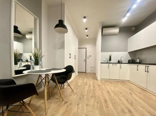 A kitchen or kitchenette at K22 Slawinska 504 Apart in the Warsaw