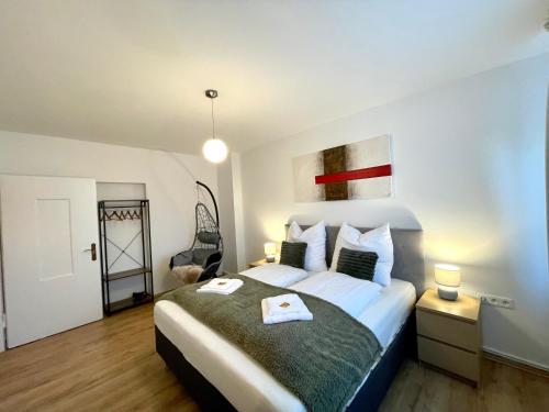 ein Schlafzimmer mit einem großen Bett in einem Zimmer in der Unterkunft Downtown Apartment by NINJA SPACES - Kingsize-Bett, Küche, Netflix, Terrasse in Wuppertal