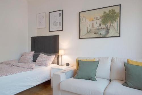 ein Wohnzimmer mit einer weißen Couch und einem Stuhl in der Unterkunft Apartment in central Stockholm in Stockholm