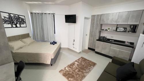 Dormitorio pequeño con cama y TV en Apartamento Locação Temporada em Foz do Iguaçu, en Foz do Iguaçu