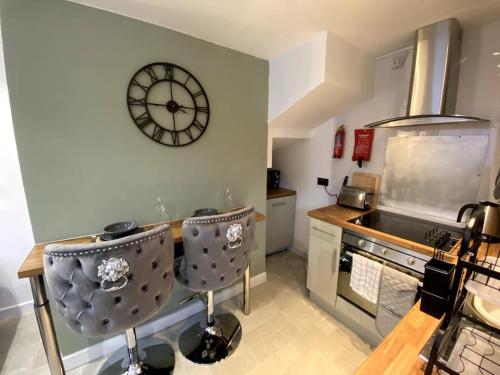 Cardiff Coach House with Hot Tub & Log Fire photo 18