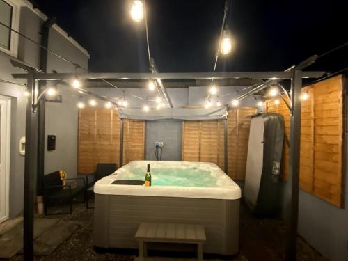 Cardiff Coach House with Hot Tub & Log Fire photo 20