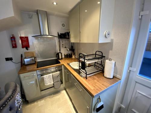 Cardiff Coach House with Hot Tub & Log Fire photo 22