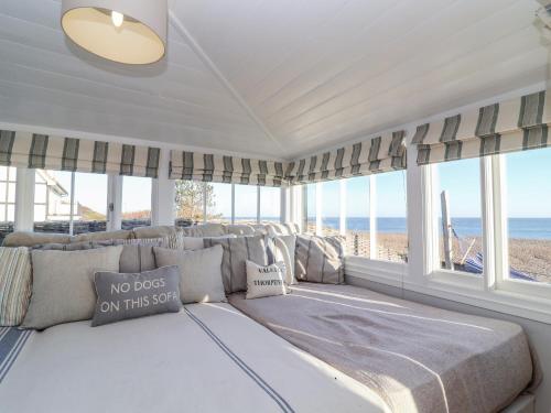Zimmer mit einem Bett und Strandblick in der Unterkunft Valetta, Thorpeness in Thorpeness