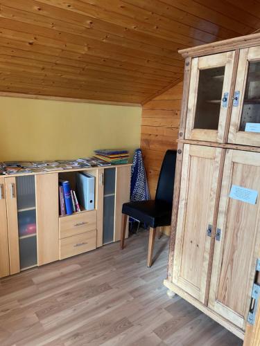 um quarto com uma secretária, uma cadeira e um armário em Haus zur Erholung em Stalden