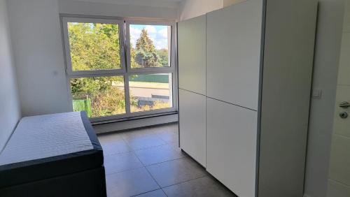 a kitchen with a window and a bench in a room at Ferienwohnung-Irxleben in Irxleben