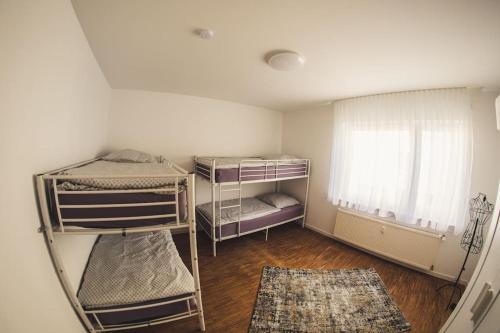 เตียงสองชั้นในห้องที่ Wunderschöne neue 3,5 Zimmerwohnung Nähe Kassel bis 4 Erwachsene 3 Kinder