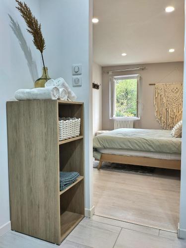 une chambre avec un lit et une étagère dans l'établissement Le Tisseur de Rêves - Parking gratuit - Clim - Netflix, à Albi