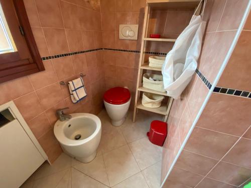 uma pequena casa de banho com WC e bidé em Matrioska House B&B em Imola
