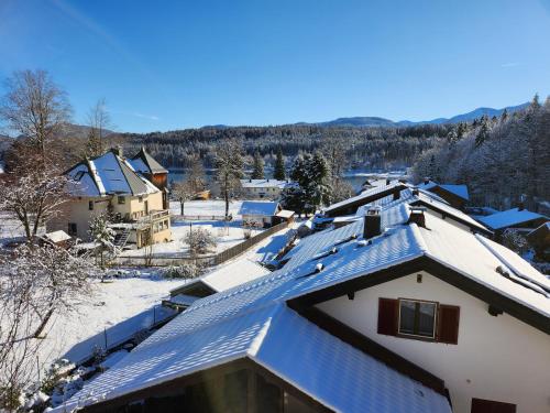 ein Dach eines schneebedeckten Hauses in der Unterkunft Ferienwohnung Haus Reindl in Walchensee