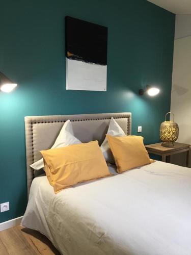 une chambre avec un grand lit avec des oreillers jaunes dans l'établissement La possibilité d’une île, à Boyardville