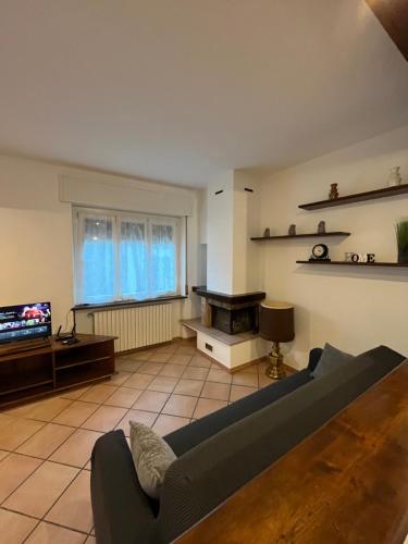 a living room with a couch and a tv at Casa vacanze due laghi in Vergiate