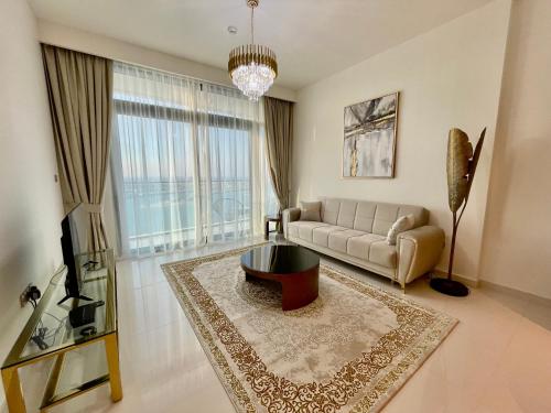 Uma área de estar em Dar Vacation - Best Magnificent Front Palm View 2BR Apartment