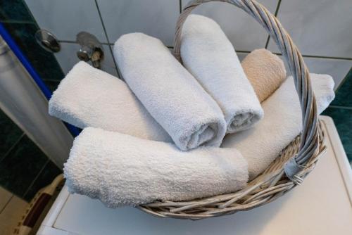 a basket filled with towels on top of a toilet at Studio apartmani "Štimac" in Garešnica