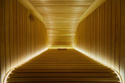 東京にあるBoutique Sauna ARCHの木の壁のサウナの通路