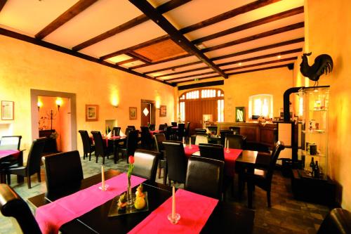 a restaurant with tables and chairs in a room at Juffer Flair Restaurant Gästehaus in Brauneberg