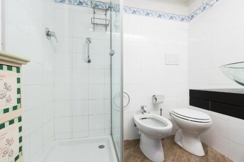 ローマにあるSunny Apartment Navona Squareの白いバスルーム(トイレ、シャワー付)