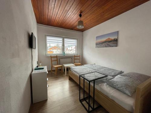 シュクラルスカ・ポレンバにあるWilla Hektorのベッドルーム(ベッド1台、テーブル付)