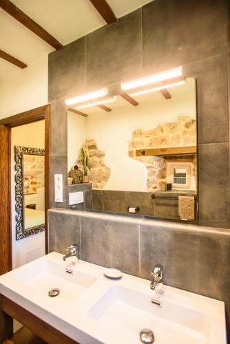 a bathroom with a sink and a mirror at Cortijo las Cabrerizas in Facinas