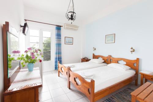 a bedroom with two beds and a window at DELFINI I in Fira