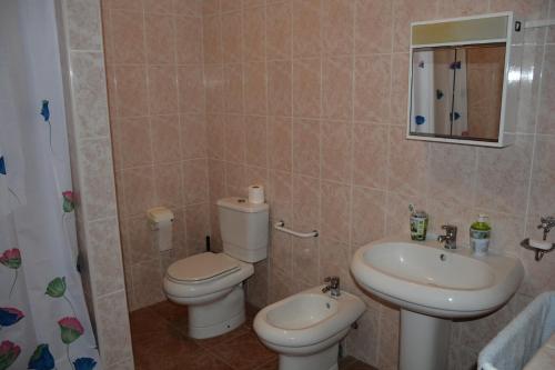 a bathroom with a toilet and a sink at Residencial Chez Flor in Porto Novo