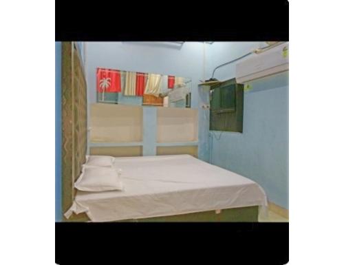 une petite chambre d'hôpital avec un lit dans l'établissement Hotel Good Will, Prayagraj, à Muthiganj