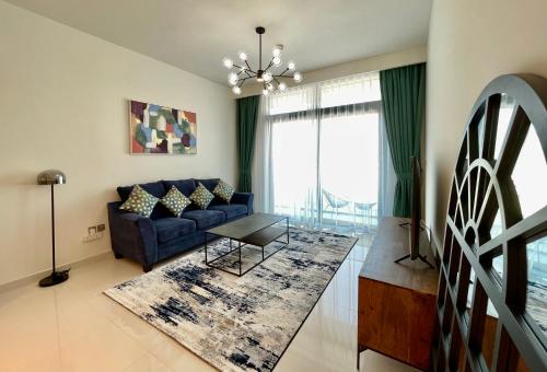 Posezení v ubytování Dar Vacation - High Floor Palm View 1BR Apartment