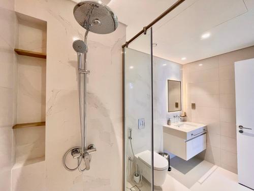 Koupelna v ubytování Dar Vacation - High Floor Palm View 1BR Apartment