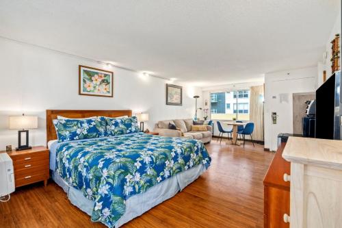 a bedroom with a bed and a living room at @ Marbella Lane -Coastal retreat near Diamond Head in Honolulu