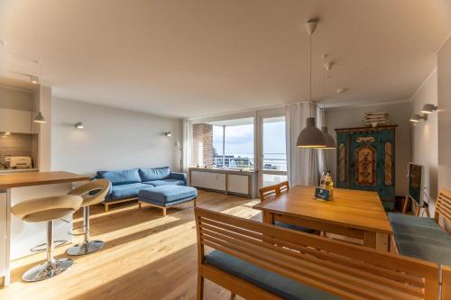 a living room with a couch and a table at Ferienwohnung Wattkönig in Wyk auf Föhr