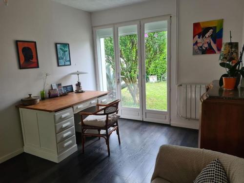 un bureau à domicile avec un bureau et une chaise dans l'établissement Maison entre Bordeaux et l'eau, à Pessac