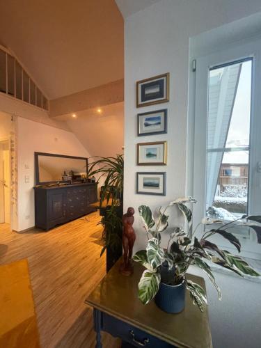 una sala de estar con una mesa con plantas. en Das blaue Haus - ein Sommertraum und ein Wintermärchen, en Weiler-Simmerberg