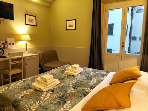 Postel nebo postele na pokoji v ubytování Hotel Camilla Firenze