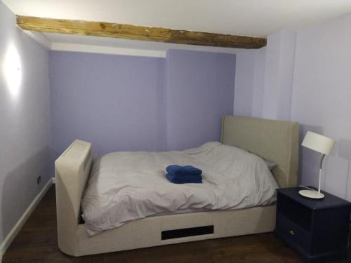 A bed or beds in a room at Lovely 2 Bedroom B-listed converted Whisky bond