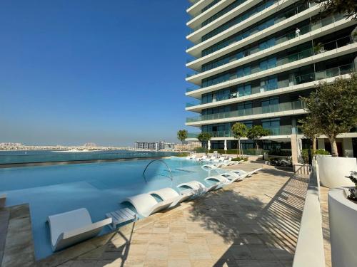 Bazén v ubytování Dar Vacation - High Floor Palm View 1BR Apartment nebo v jeho okolí