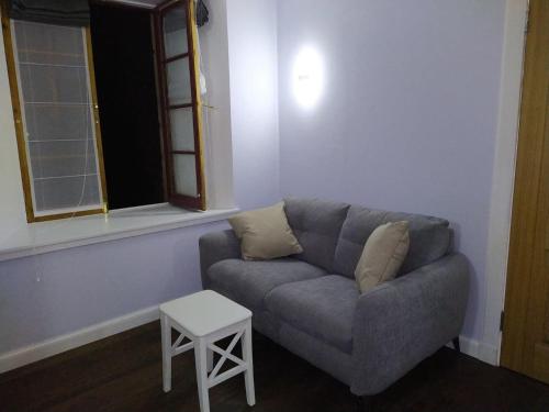 A seating area at Lovely 2 Bedroom B-listed converted Whisky bond