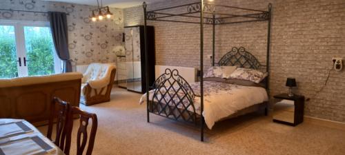 1 dormitorio con 1 cama con dosel de metal en Butterflies Rest, en Draperstown
