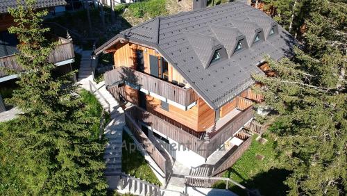 einen Blick über ein Haus mit Metalldach in der Unterkunft Apartma Zala, Golte in Mozirska Koča