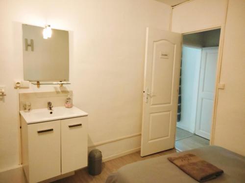 La petite salle de bains est pourvue d'un lavabo et d'un miroir. dans l'établissement La Maisonnette, à Courthézon