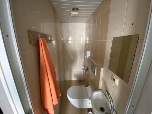 アンタルヤにあるKöşk Hotelのバスルーム(洗面台、トイレ、鏡付)