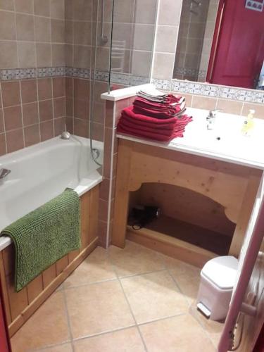 une salle de bain avec une baignoire, un lavabo et des toilettes dans l'établissement Résidences de luxe Les Alpages Val Cenis - 4 pers, à Lanslebourg-Mont-Cenis