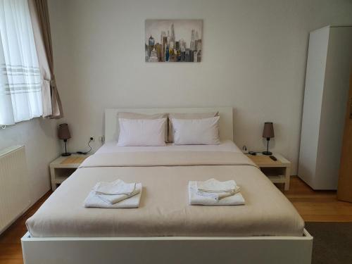 sypialnia z łóżkiem z dwoma ręcznikami w obiekcie Studio Apartman 11 w mieście Bihać