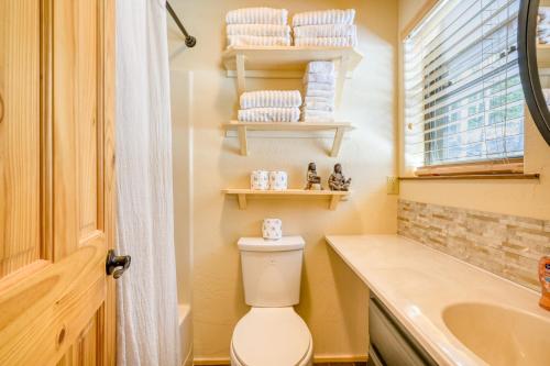 uma casa de banho com um WC e um lavatório em Aspen Glow Guesthouse em Angel Fire