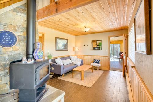 uma sala de estar com lareira e sofá em Aspen Glow Guesthouse em Angel Fire