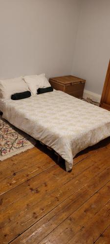 ein Bett auf einem Holzboden in der Unterkunft City centre Flat - sleep upto 4 in Edinburgh