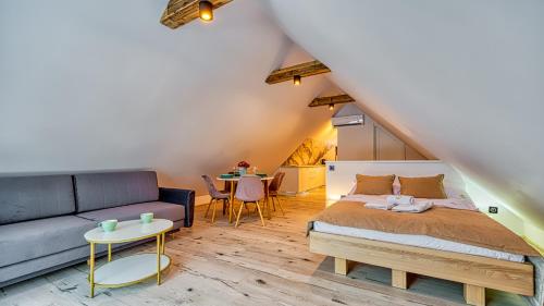 - une chambre avec un lit, un canapé et une table dans l'établissement Apartament Cicha 11 VIP z SAUNĄ by Royal Aparts, à Świeradów-Zdrój