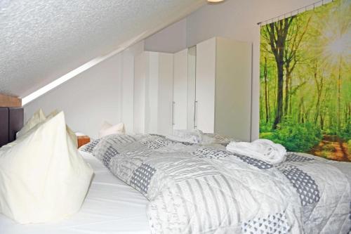 una camera da letto con un letto bianco e una grande finestra di Ferienwohnung Selliner Strand a Ostseebad Sellin