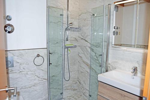 ein Bad mit einer Dusche und einem Waschbecken in der Unterkunft Ferienwohnung Selliner Strand in Ostseebad Sellin